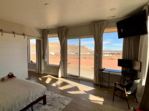 Page Arizona border town- Crimson Suite, Desert Canyon Getaway with views